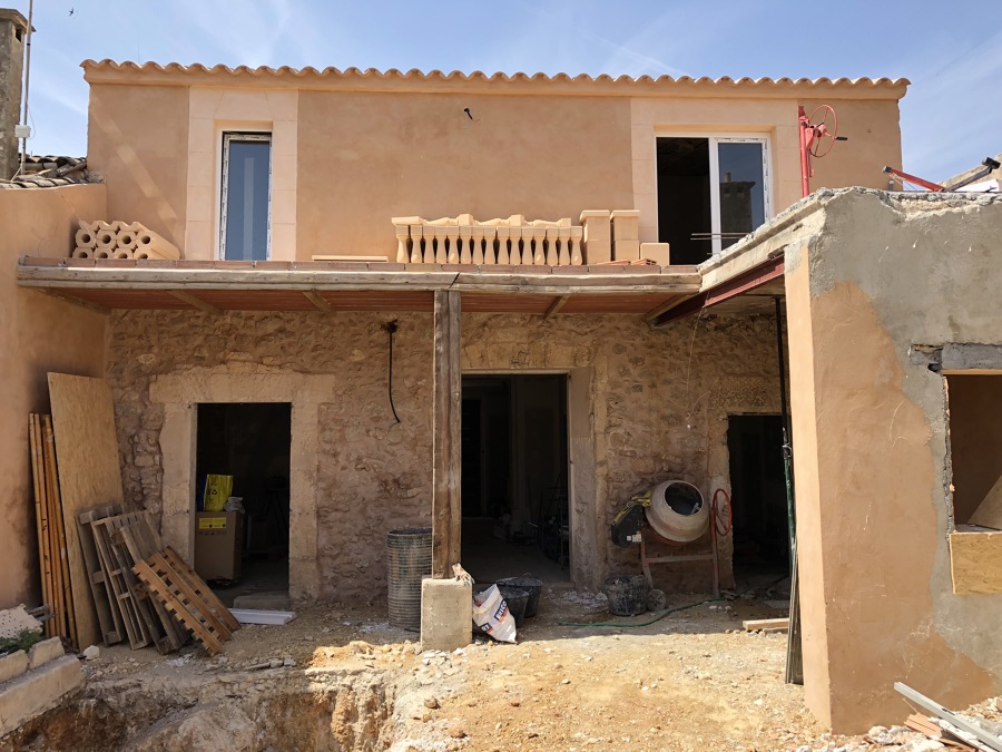 FACHADA EXTERIOR, PATIO TRASERO, EN PROCESO.