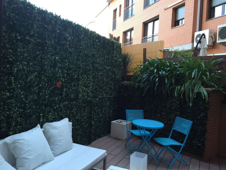 Teraza, tarima tecnológica, muro vegetal y cesped