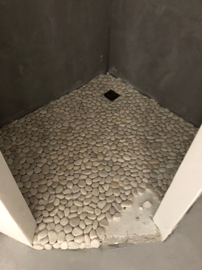 SUELO DE OBRA, EN DUCHA DE BAÑO.