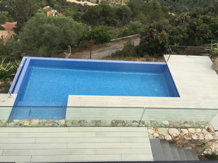 Jardin, tarima tecnológica, piscina