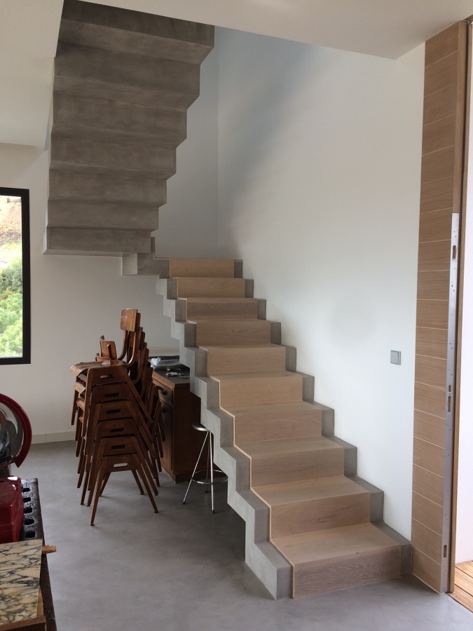 Escalera microcemento y madera Obra Madroñal