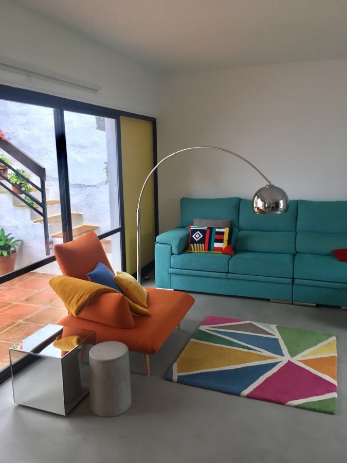 vivienda Artola Marbella, suelo en color acero, microcemento