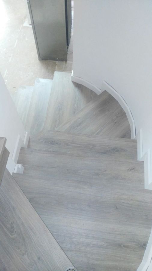 escalera suelo laminado