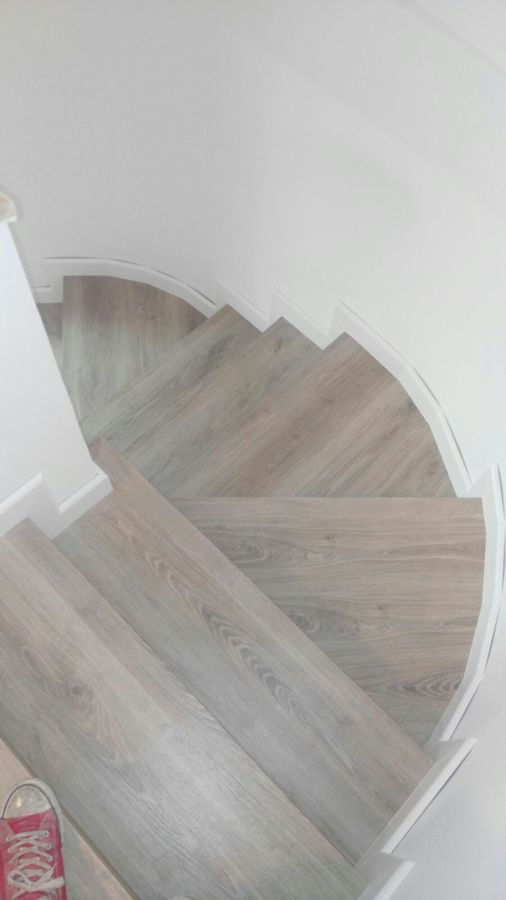 escalera suelo laminado