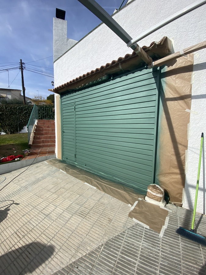 Reparación y pintado de puerta garaje