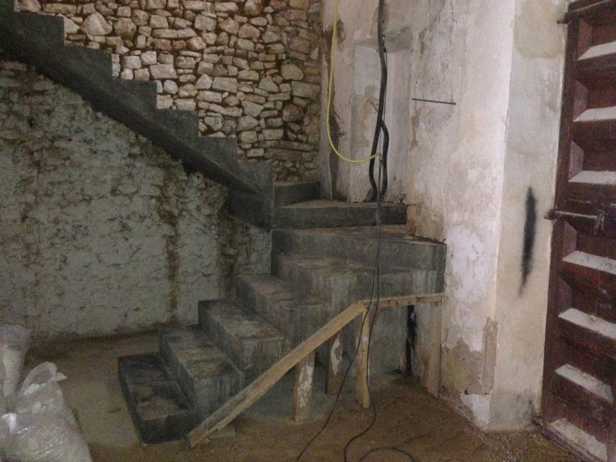 ESCALERA CON USO DE ENCOFRADO, HIERRO Y HORMIGON. EN PROCESO