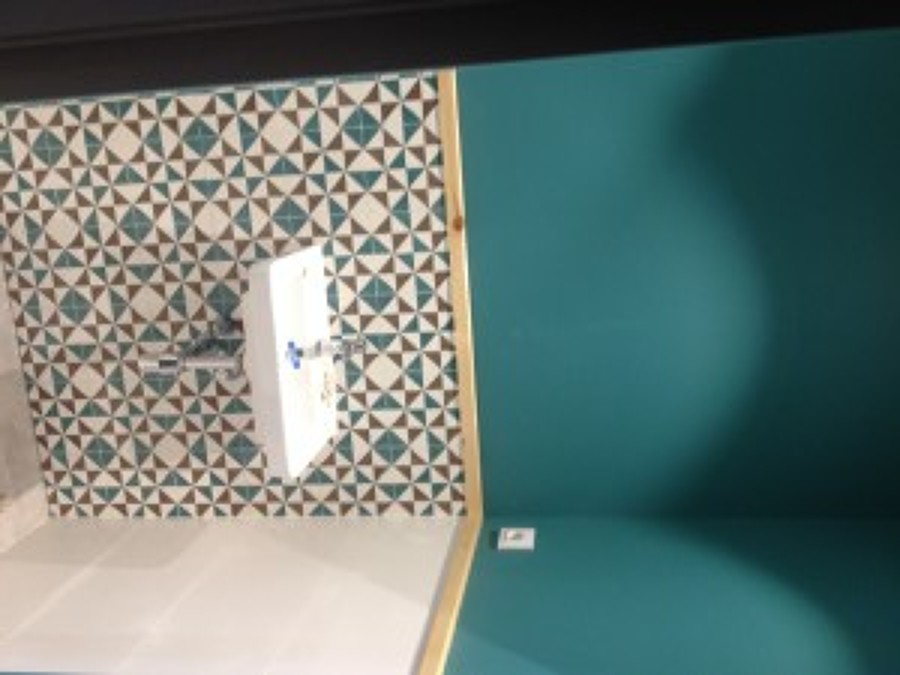 Baño en caferteria en roses