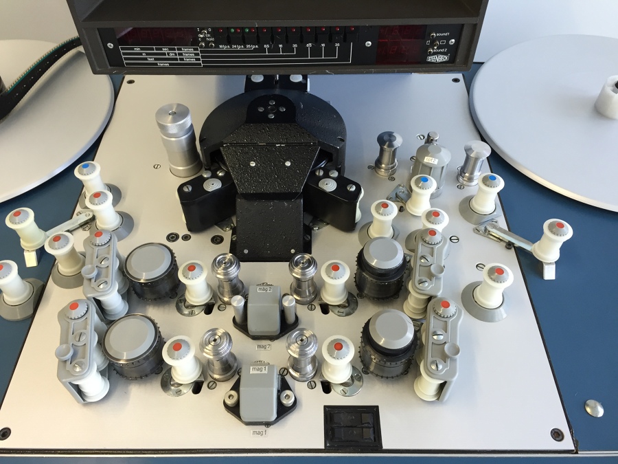 Reparación y mantenimiento de moviolas de cine.