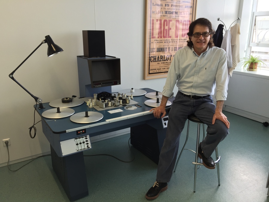 Reparación y mantenimiento de moviolas de cine.