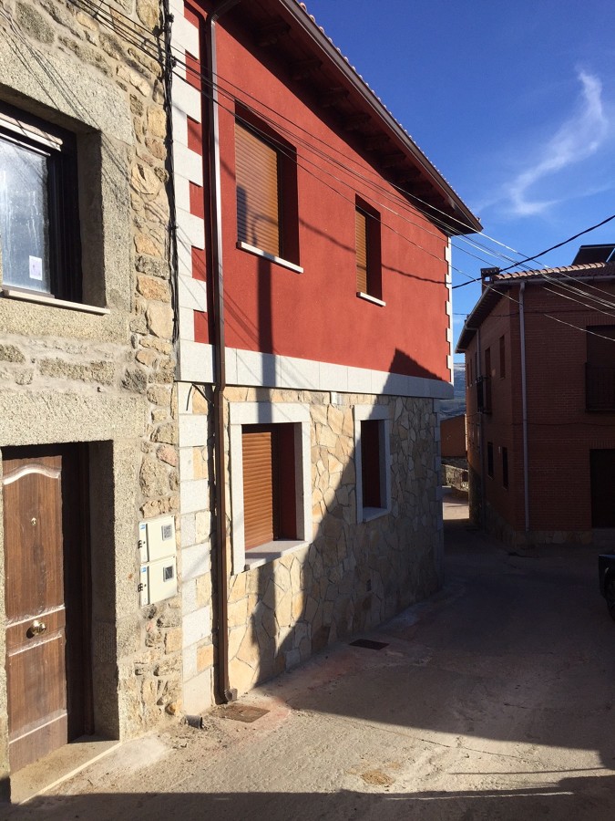 VIVIENDA UNIFAMILIAR ADOSADA EN HOYOCASERO (AVILA)