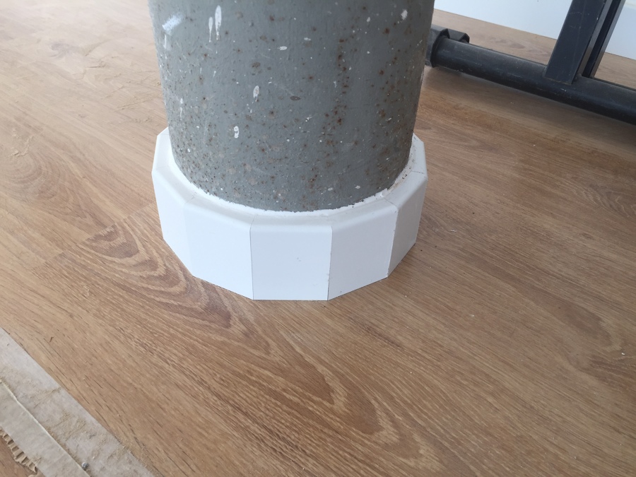 ZOCALO LACADO BLANCO EN UNA COLUMNA