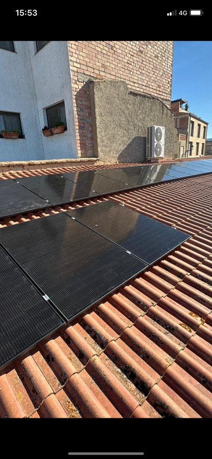 Panel Full Black en cubierta tipo Teja