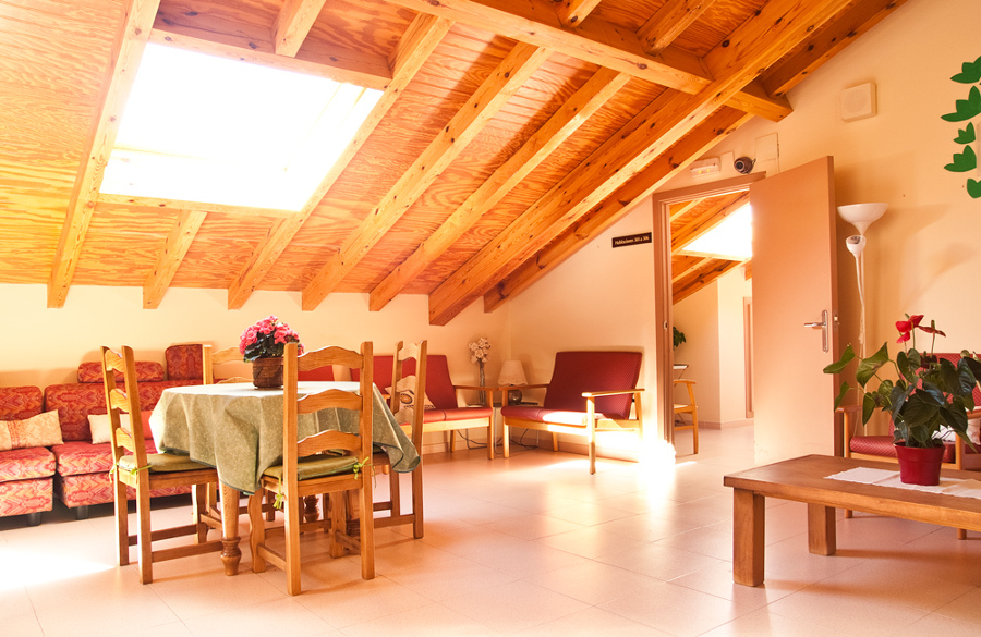 Sala de estar en buhardilla 