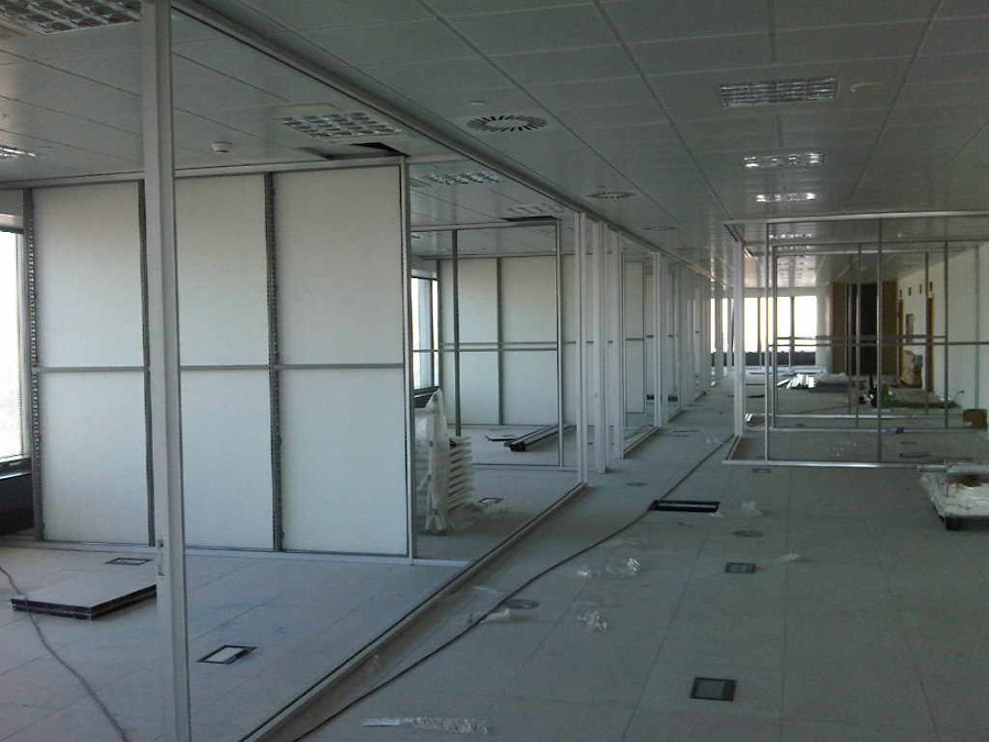 Oficinas  vidrio-aluminio -madera