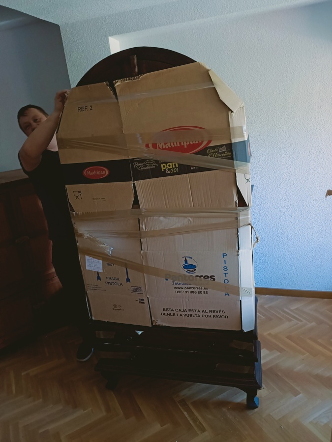 Embalaje en cartón de muebles con cristal empotrado