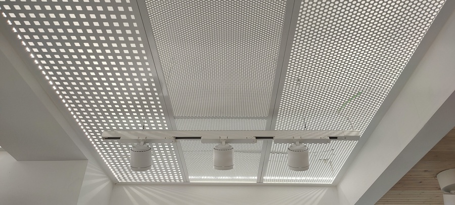 Reforma Farmacia_ Falso techo retroiluminado