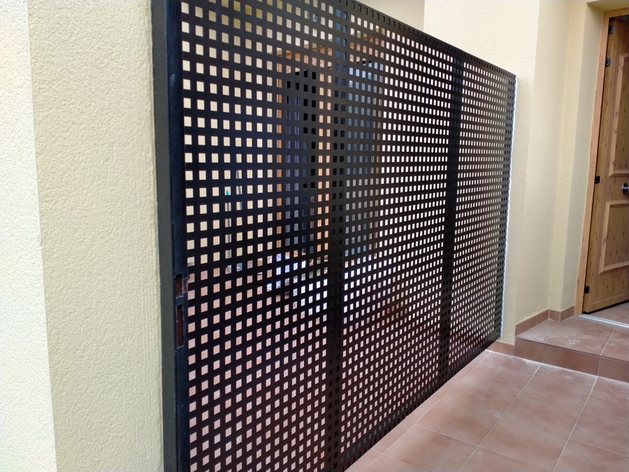 Valla de chapa perforada