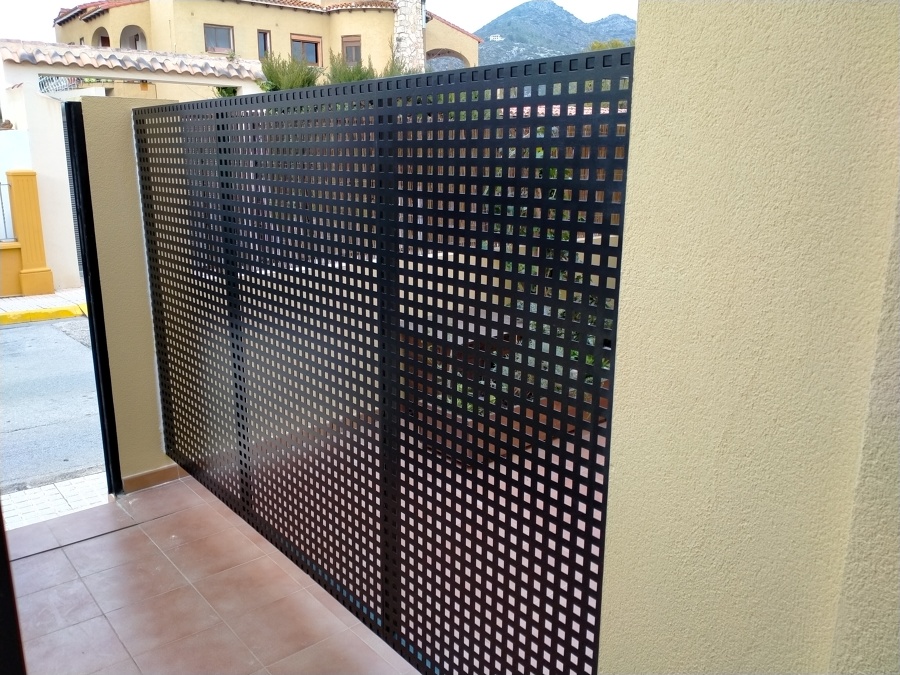 Valla de chapa perforada