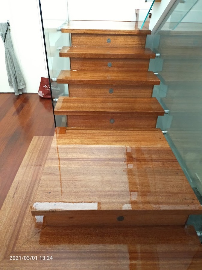 Lijado y barnizado de escaleras en terminacion poliuretano brillo