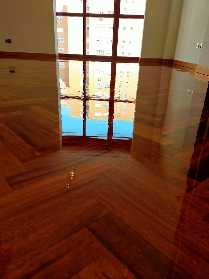 Lijado y barnizado de parquet con terminacion en poliuretano brillo