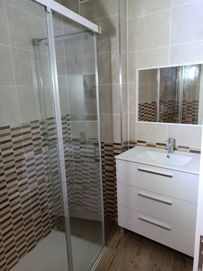 Mampara y mueble de baño