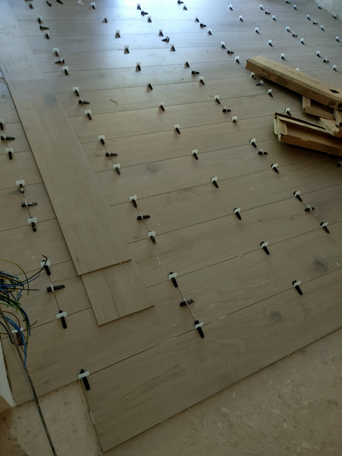 Suelo tipo tarima colocación todo el piso muy bonito