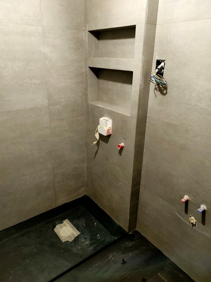 Reforma bano ,baldosas ratificadas con nicho