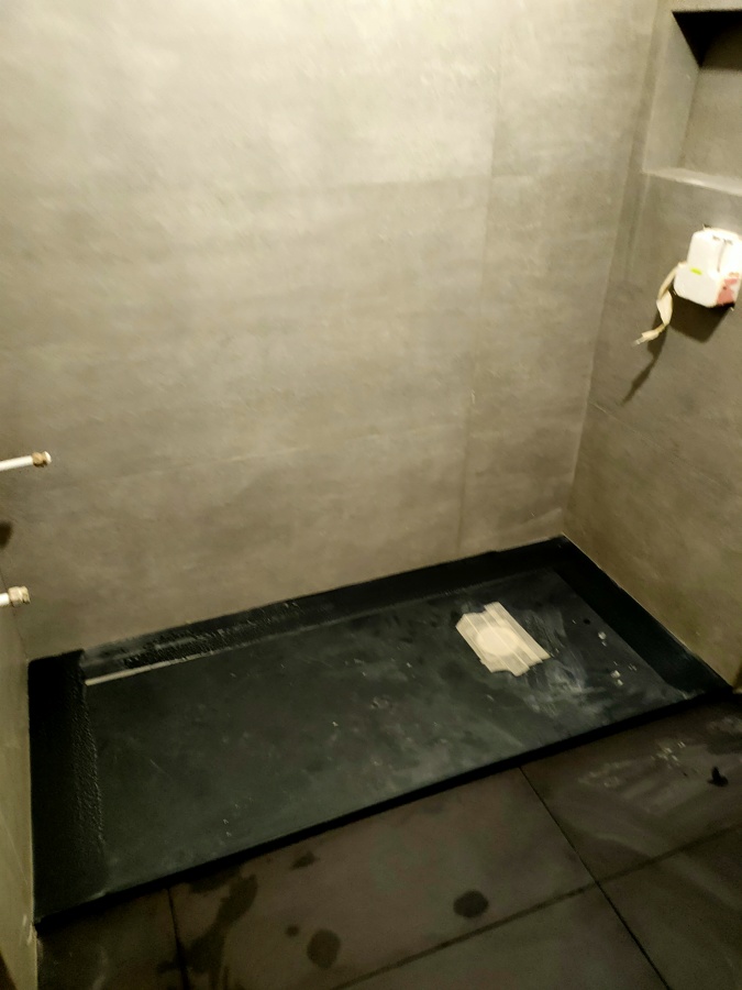 Juego perfecto plato baldosas pared y suelo