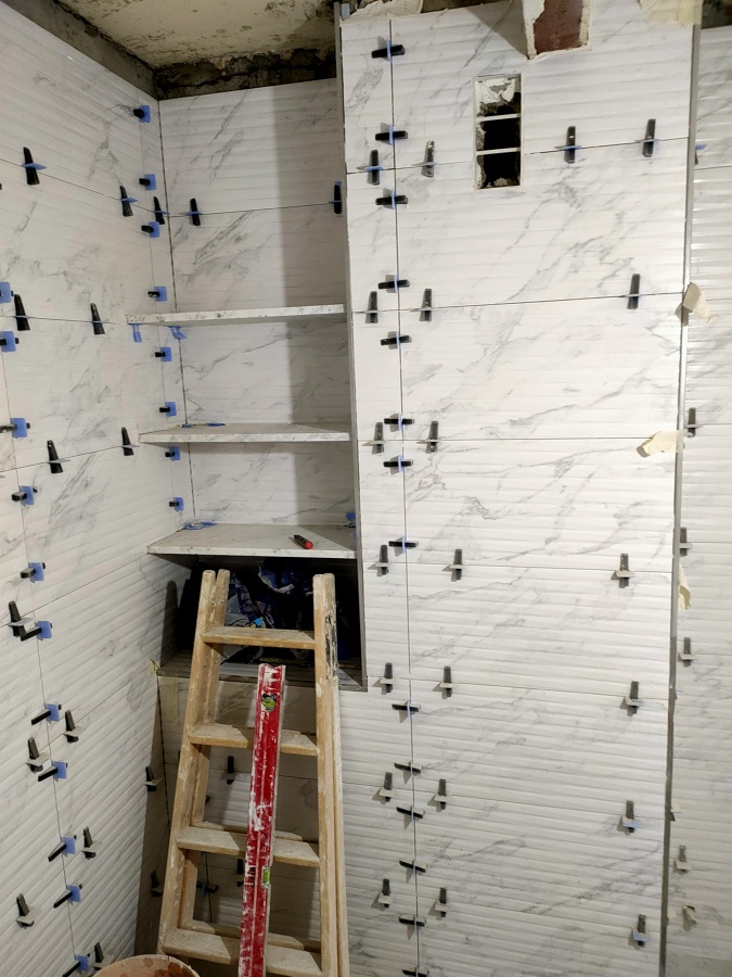 Nicho con baldas super moderno con baldosas blancas rectificadas