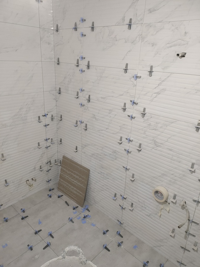 Reforma completa bano baldosas rectificadas super bonito