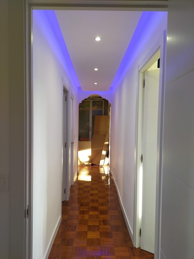 Instalacion de puertas, falso techo con tira led y teñido de parquet roble a un tono nogal