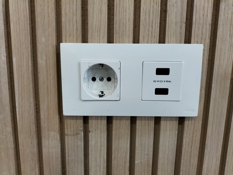 Enchufe + cargador USB restaurante