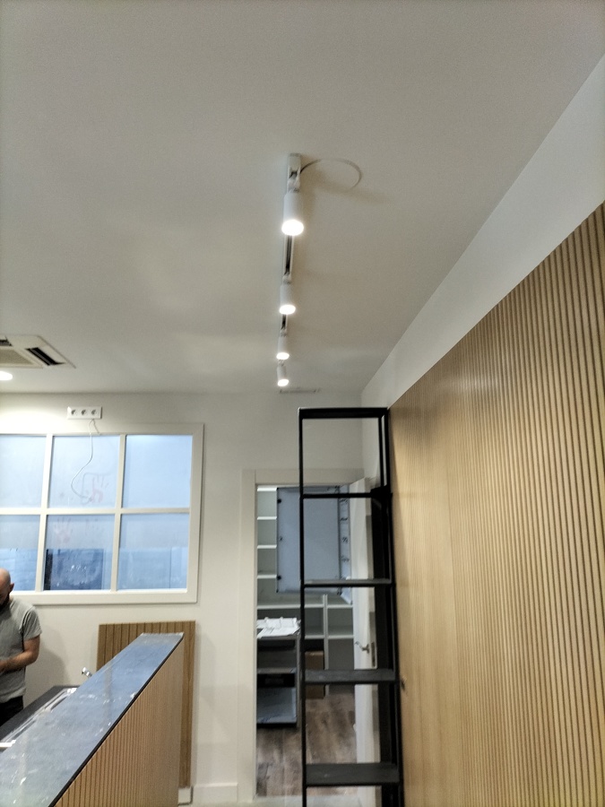 Carril de para focos en restaurante