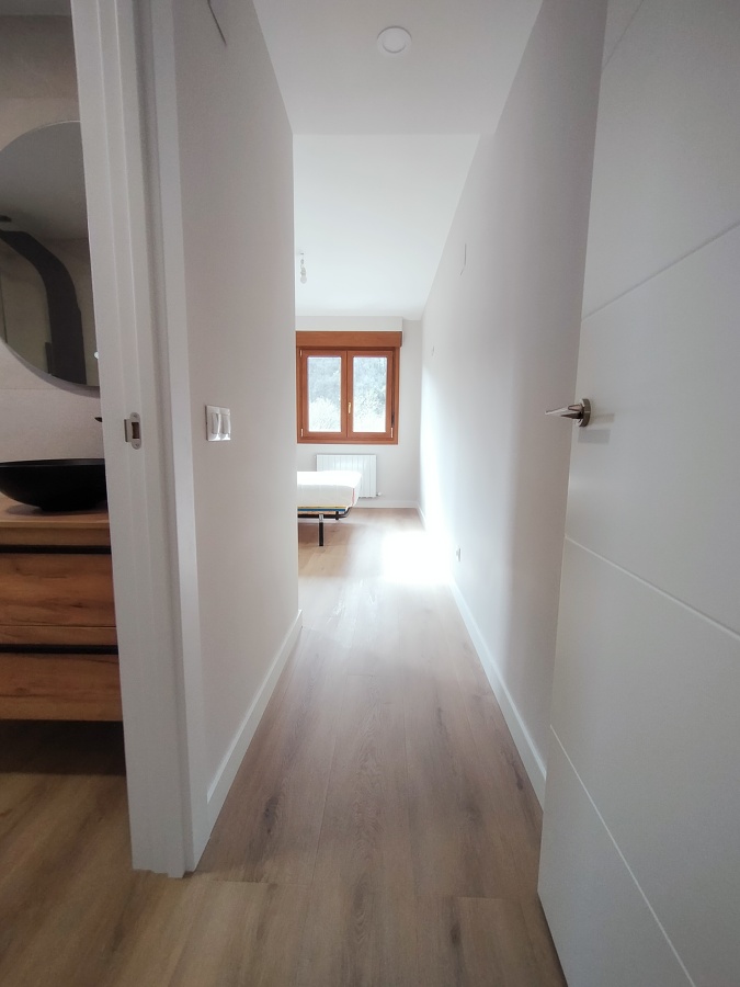 Suelo, rodapié, paredes y puertas