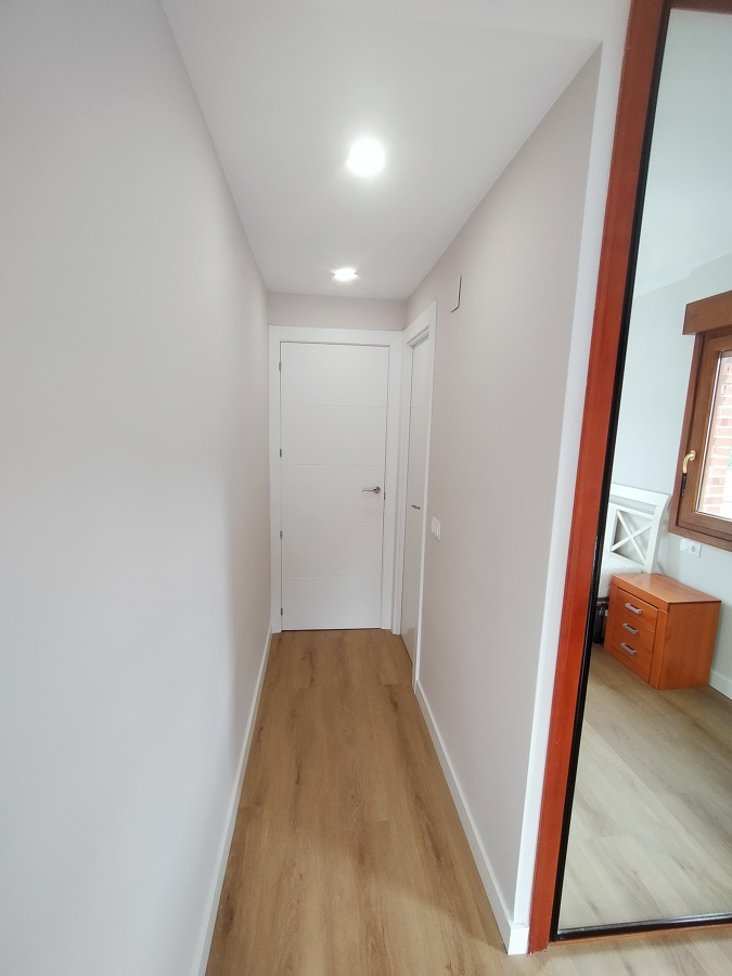 Suelo vinilico, rodapié, paredes y puertas