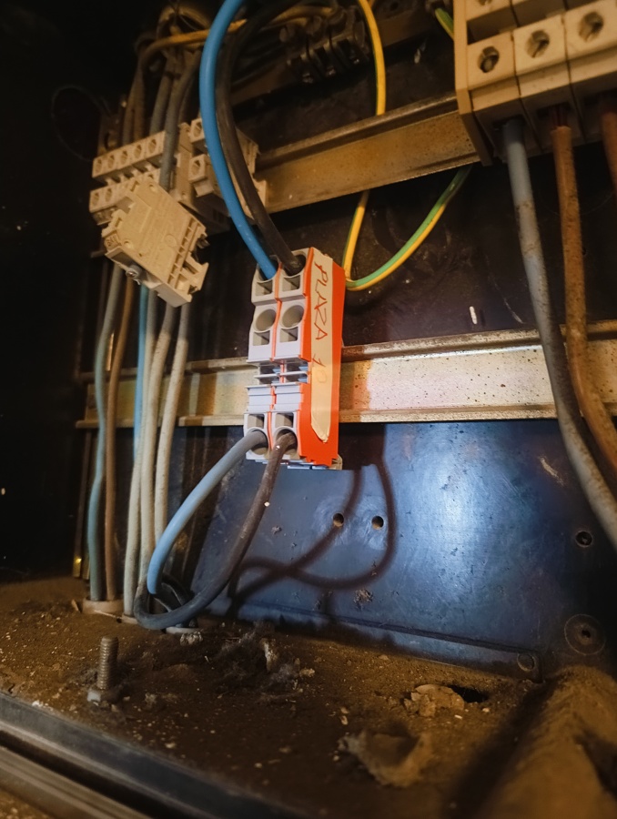 ofrecemos soluciones eléctricas profesionales en Valencia y alrededores, desde instalaciones y mantenimiento hasta cargadores de coches eléctricos y sistemas de energía solar. Más de 10 años de experiencia nos avalan.