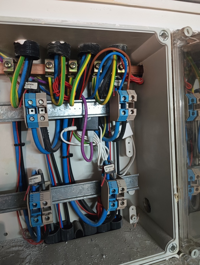 ofrecemos soluciones eléctricas profesionales en Valencia y alrededores, desde instalaciones y mantenimiento hasta cargadores de coches eléctricos y sistemas de energía solar. Más de 10 años de experiencia nos avalan.