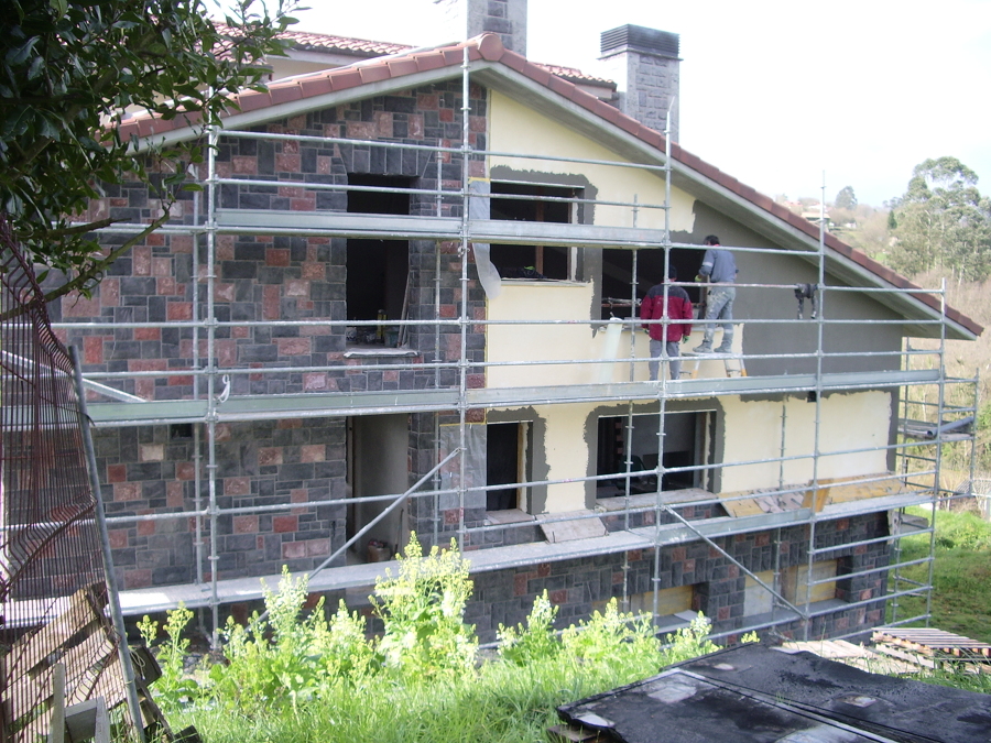Fachada de aislamiento de aislone mortero termo-aislante de Weber y piedra