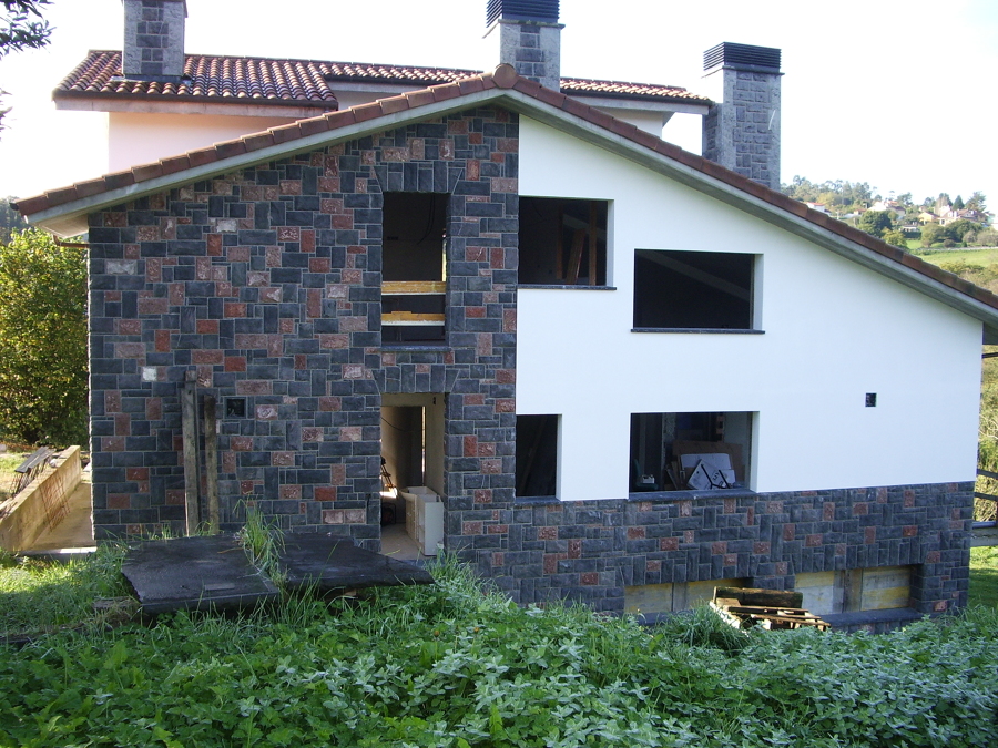 Acabado de fachada de aislone y piedra