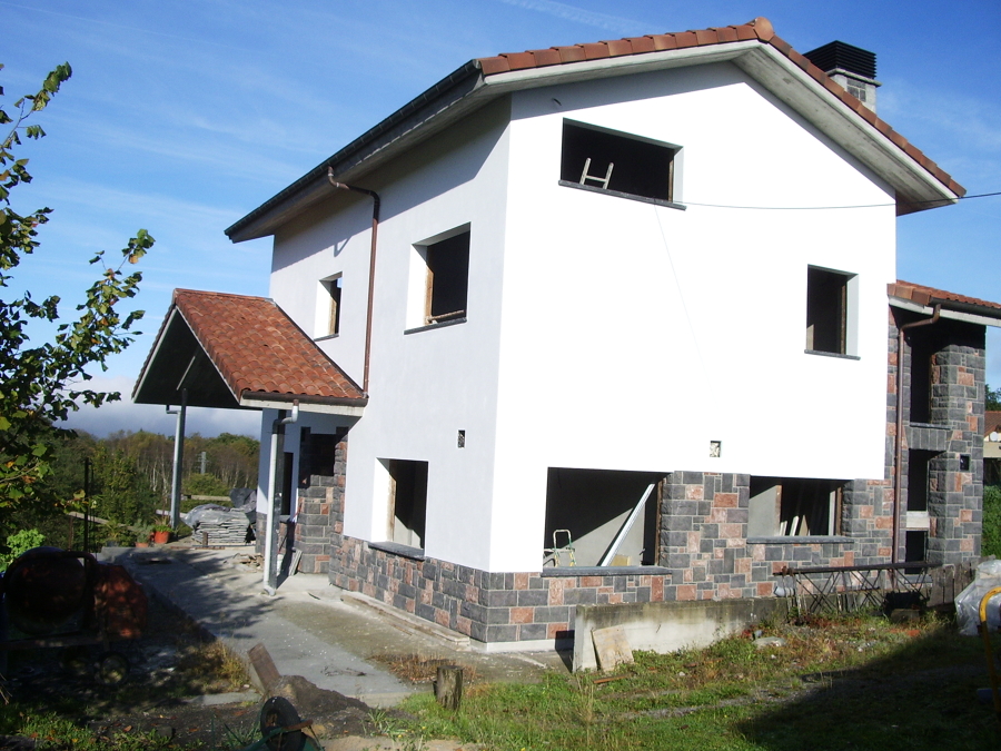 Acabado de fachada de aislone y piedra