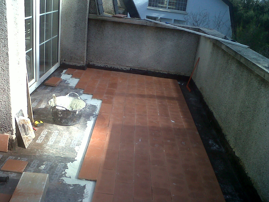 Impermeabilización y alicatado de terraza.