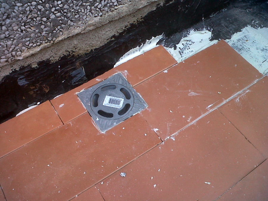 Impermeabilización y alicatado de terraza.