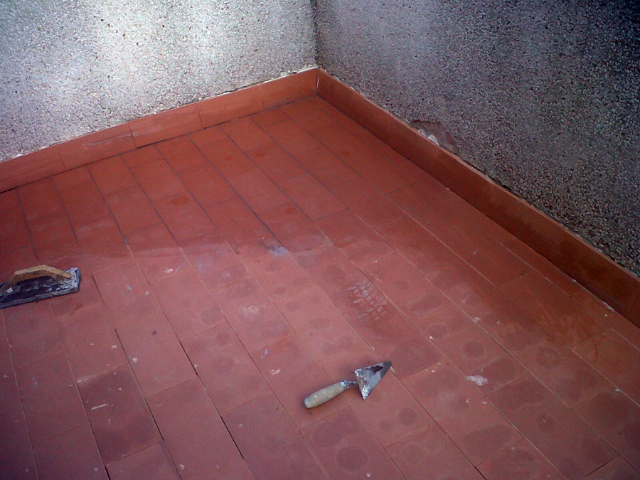 Impermeabilización y alicatado de terraza.