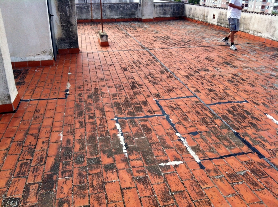  impermeabilizante líquido, que al polimerizar forma una membrana elastomérica de POLIURETANO