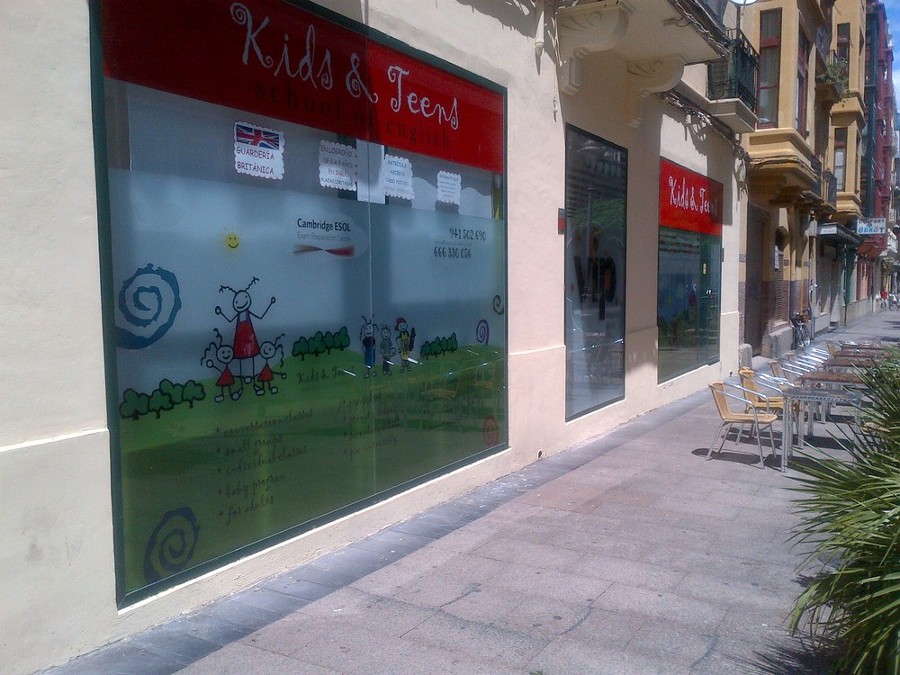 Impresión digital sobre vinilo y colocación – Escaparate Kids & Teens