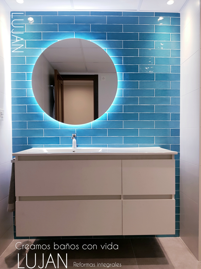 REFORMA DE BAÑO EN BLANCO Y AZUL