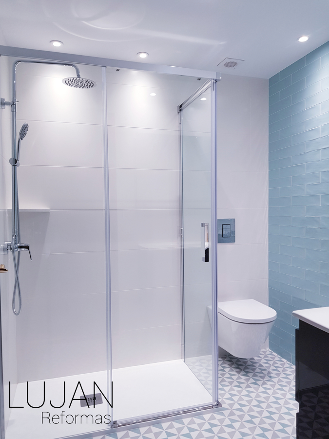 REFORMA DE BAÑO CON AZULEJO BLANCO Y PLAQUETA