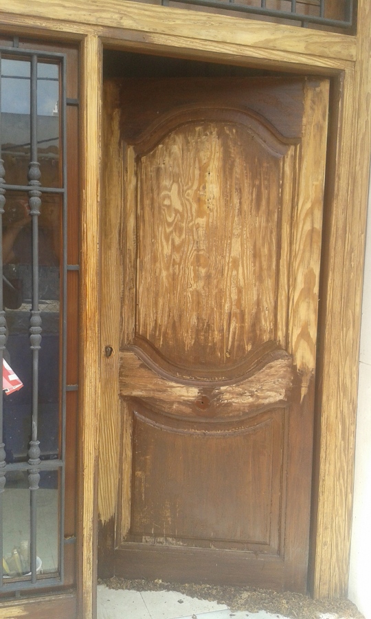 INICIO A LA RESTAURACION DECAPANDO TODA LA PUERTA
