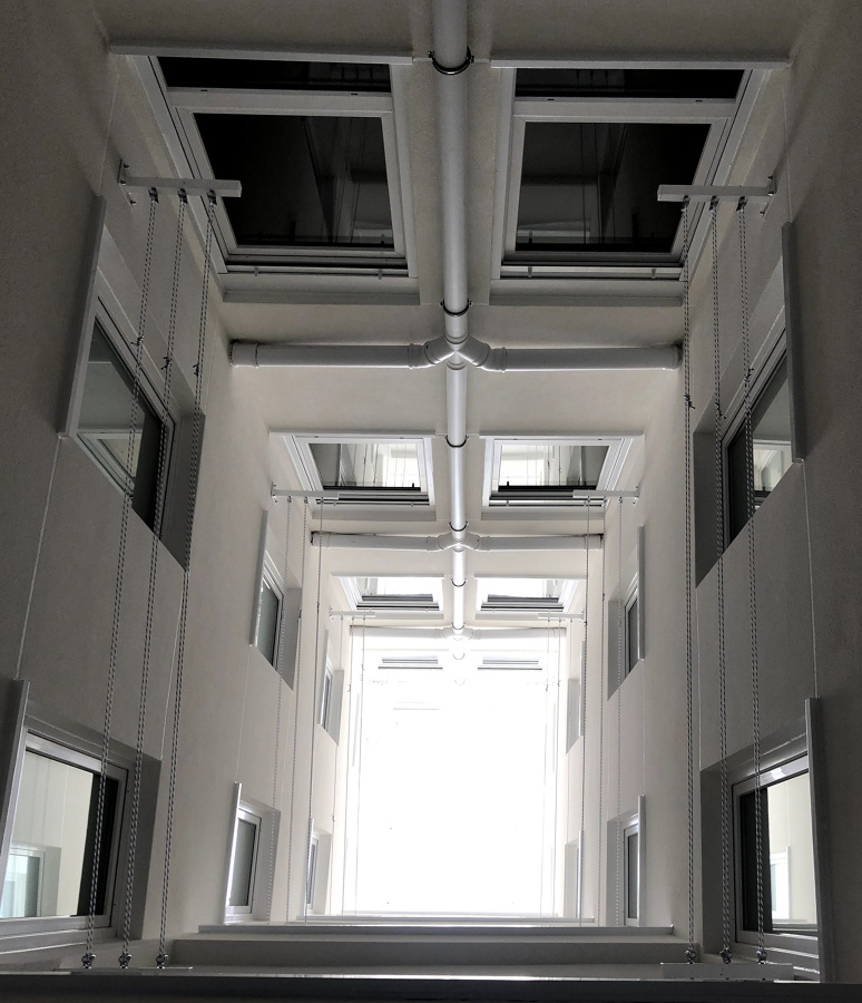 Limpieza interior de patio comunitario