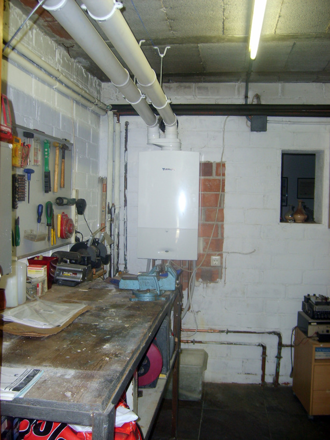 INSTAL.LACIÓ DE CALDERA MURAL JUNKERS CERAPUR DE CONDENSACIÓ.